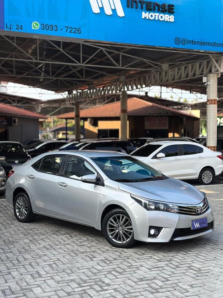 Fachada azul da Intense Motors com um Toyota Corolla na frente